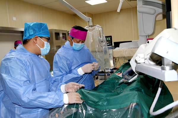 1743039251658015377.jpg 3、开展首例介入微创治手术.jpg